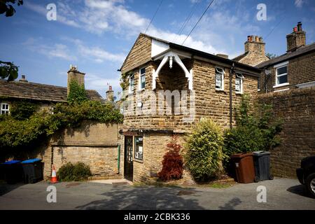 Hayfield Village, High Peak, Derbyshire, kleines Geschäft J Kemp Butchers an der Bank Street Stockfoto