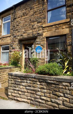 Hayfield Village, High Peak, Derbyshire, Blue Plaque Kinder Road auf dem ehemaligen Haus von Arthur Lowe Schauspieler Cptn Mainwaring in Dads Army Stockfoto