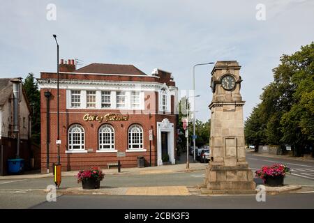 Gatley Vorstadtviertel von Cheadle, Stockport, Greater Manchester, England, die Wahrzeichen Uhr an Gatley Road und Church Rd Kreuzung und Gatley Tandoori Stockfoto