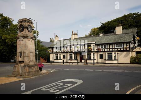 Gatley Vorstadtviertel von Cheadle, Stockport, Greater Manchester, England, Wahrzeichen Uhr Gatley Road und Church Rd Kreuzung und Long Pub The Horse & F Stockfoto