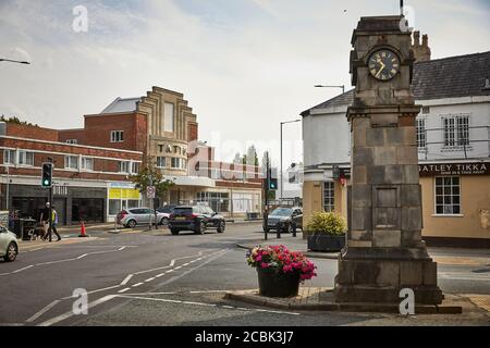 Gatley Vorstadtviertel von Cheadle, Stockport, Greater Manchester, England, Wahrzeichen Uhr Gatley Road und Church Rd Kreuzung und Tatton Kino Stockfoto