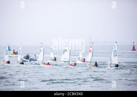 Crosshaven, Cork, Irland. August 2020. Dinghies wurden zu Beginn des zweiten Wettkampftages bei den Optimist Irish National Championships, die in Crosshaven, Co. Cork, Irland, stattfinden, abgeschleppt. - Credit; David Creedon / Alamy Live News Stockfoto