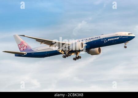 5 Flughafen Frankfurt, Deutschland August 2018: Boeing B777-300ER China Airlines landen im ersten Licht der Sonne. Dieses Flugzeug reg B-I8007 haben eine neue speciia Stockfoto