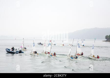 Crosshaven, Cork, Irland. August 2020. Dinghies wurden zu Beginn des zweiten Wettkampftages bei den Optimist Irish National Championships, die in Crosshaven, Co. Cork, Irland, stattfinden, abgeschleppt. - Credit; David Creedon / Alamy Live News Stockfoto