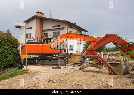 Raupenbagger mit rotierenden Hausplattformen und durchgehenden Raupenschienen Auf einem Kanalersatzgelände im Nordwesten Italiens Stockfoto