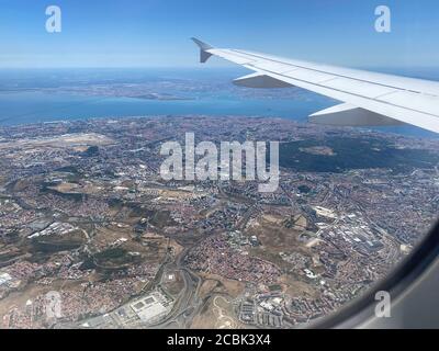 Lissabon, Portugal. August 2020. Annäherung an Lissabon von einem Kabinenfenster aus fotografiert. Passagierflugzeug am 13. August 2020. Quelle: dpa/Alamy Live News Stockfoto