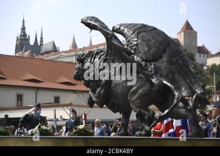 Prag, Tschechische Republik. August 2020. Anlässlich des 75. Jahrestages ihrer Rückkehr aus Großbritannien in ihre Heimat fand am 14. August 2020 in der Gedenkstätte der geflügelten Löwen in Prag, Tschechische Republik, eine Gedenkveranstaltung zur Respektierung der tschechoslowakischen RAF-Piloten statt. Kredit: Michal Kamaryt/CTK Foto/Alamy Live Nachrichten Stockfoto