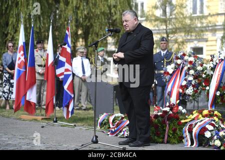 Prag, Tschechische Republik. August 2020. Der Prager Erzbischof Kardinal Dominik Duka spricht anlässlich der Gedenkveranstaltung anlässlich des 75. Jahrestages ihrer Rückkehr aus Großbritannien in ihre Heimat am 14. August 2020 in der Gedenkstätte Geflügelter Löwe in Prag, Tschechische Republik, um den tschechoslowakischen Piloten der RAF (Royal Air Force) Respekt zu zollen. Kredit: Michal Kamaryt/CTK Foto/Alamy Live Nachrichten Stockfoto