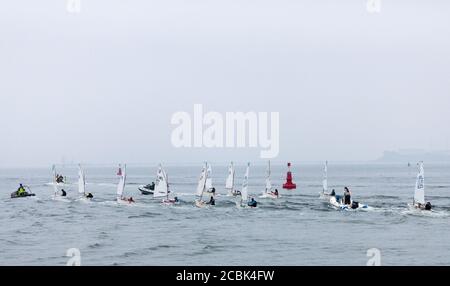 Crosshaven, Cork, Irland. August 2020. Dinghies wurden zu Beginn des zweiten Wettkampftages bei den Optimist Irish National Championships, die in Crosshaven, Co. Cork, Irland, stattfinden, abgeschleppt. - Credit; David Creedon / Alamy Live News Stockfoto