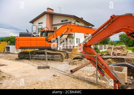 Raupenbagger mit rotierenden Hausplattformen und durchgehenden Raupenschienen Auf einem Kanalersatzgelände im Nordwesten Italiens Stockfoto