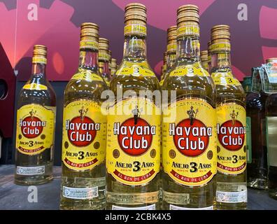 Viersen, Deutschland - 9. Juli. 2020: Blick auf Havana Club Rumflaschen im Regal des deutschen Supermarkts (Schwerpunkt auf Mitte) Stockfoto