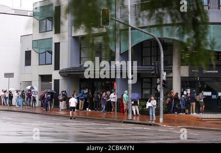 Sydney. März 2020. Das Foto vom 24. März 2020 zeigt Menschen, die sich vor Centerlink in Sydney, Australien, aufmachen. Der COVID-19-Ausbruch im australischen Bundesstaat Victoria wird die wirtschaftliche Erholung des Landes wahrscheinlich um mehrere Monate verzögern, teilte der Gouverneur der Reserve Bank of Australia (RBA), Philip Lowe, einer parlamentarischen Untersuchung am Freitag mit. Quelle: Bai Xuefei/Xinhua/Alamy Live News Stockfoto