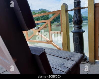 Holzarbeiten am Fluss, braune Farbe Holzschnitzerei. Holzkunst ist das bekannteste Handwerk in der Hüttenindustrie gesehen. Primärholz für dieses Handwerk verwendet. Stockfoto