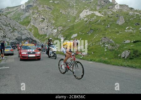 Jens Voigt, der deutsche Radler (gelbes Trikot), macht sich bei der Tour de France 2005 den steilen Cormet de Roselend in den französischen Alpen auf den Weg. Stockfoto