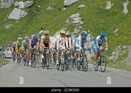 Während der Tour de France Bergetappe 2005 (Etappe 10) machen sich die Fahrer auf den steilen Cormet de Roselend in den französischen Alpen auf den Weg. Stockfoto