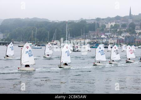 Crosshaven, Cork, Irland. August 2020. Dinghies wurden zu Beginn des zweiten Wettkampftages bei den Optimist Irish National Championships, die in Crosshaven, Co. Cork, Irland, stattfinden, abgeschleppt. - Credit; David Creedon / Alamy Live News Stockfoto