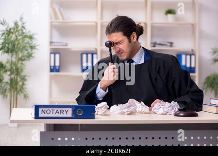 Junge Richter arbeiten im Gerichtsgebäude Stockfoto