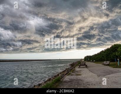 Sommersturm über dem Golf von Mexcio an der Nordjetty In Nokomis Florida in den Vereinigten Staaten Stockfoto