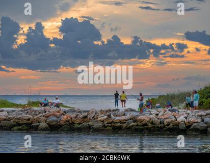 Farbenprächtiger orangefarbener Himmel in der Abenddämmerung über dem Golf von Mexiko An der Nordjetty in Nokomis Florida von der genommen south Jetty in Venedig Florida in der Vereinigten S Stockfoto