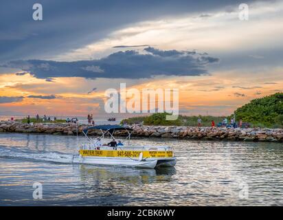 Farbenprächtiger orangefarbener Himmel in der Abenddämmerung über dem Golf von Mexiko An der Nordjetty in Nokomis Florida von der genommen south Jetty in Venedig Florida in der Vereinigten S Stockfoto