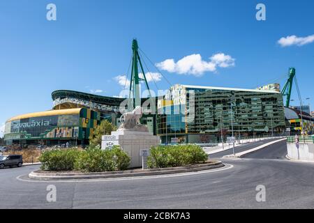 Lissabon, Portugal. August 2020. Fußball: Champions League, Finale 2020: Ein Löwe, das Wappentier des Sporting Lissabon, steht auf einem Sockel vor dem Estadio Jose Alvalade XXI, dem Heimstadion des Fußballvereins Sporting Lissabon. Das Stadion ist einer der beiden Austragungsorte für die Finalspiele der Champions League 2020. Quelle: Matthias Balk/dpa/Alamy Live News Stockfoto