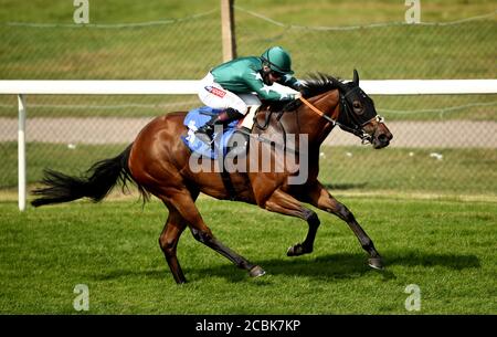 Atem der Freude geritten von Jockey Hollie Doyle gewinnt die William Hill Best Odds Guaranteed Handicap auf Pontefract Racecourse. Stockfoto