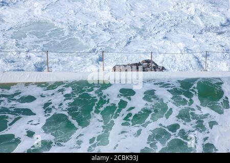 Schaumig stong Wellen krachen in den Ozean Stockfoto