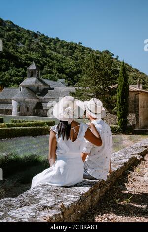 Ehepaar besuchen die Altstadt von Gordes Provence, blühende lila Lavendelfelder im Kloster Senanque, Provence, Südfrankreich Stockfoto