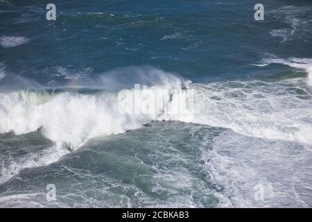 Schaumig stong Wellen krachen in den Ozean Stockfoto