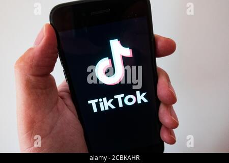Detail der TikTok Social-Media-Video-Sharing-App auf einem Smartphone-Bildschirm Stockfoto
