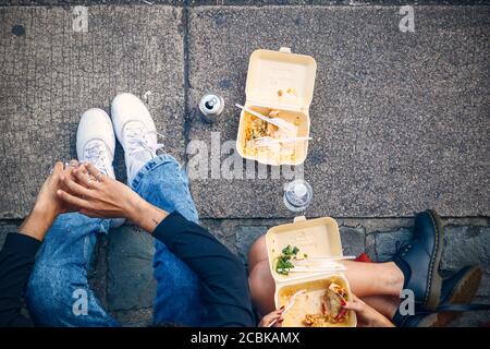 Konzept, Blick von oben auf Touristen, die Essen zum Mitnehmen auf der Straße am Camden Market in London essen Stockfoto