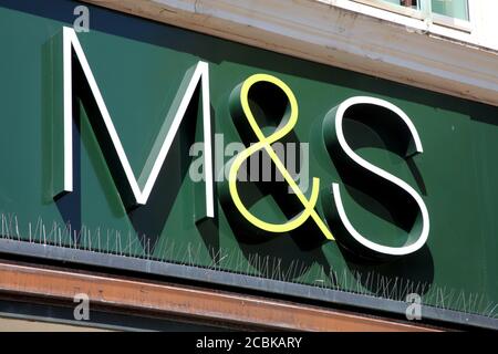 Portsmouth, Vereinigtes Königreich, Apr 22, 2011 : Marks & Spencer (M & S) Logo Werbeschild vor seinem Geschäft Einzelhandel Supermarkt Shop im Cit Stockfoto