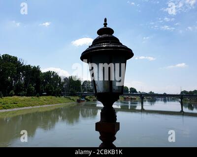 Holzarbeiten am Fluss, braune Farbe Holzschnitzerei. Holzkunst ist das bekannteste Handwerk in der Hüttenindustrie gesehen. Primärholz für dieses Handwerk verwendet. Stockfoto