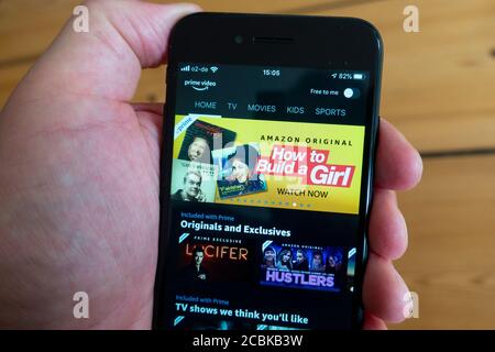 Detail der Amazon Prime Video App auf einem Smartphone Angezeigt Stockfoto