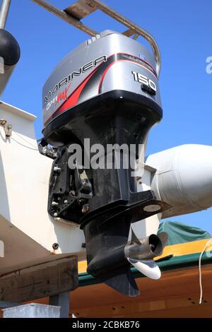 Portsmouth, Großbritannien, 22. Apr 2011 : Mariner Opti Max 150 Außenbordmotor an einem Motorboot an der Portsmouth Küste Stockfoto Stockfoto