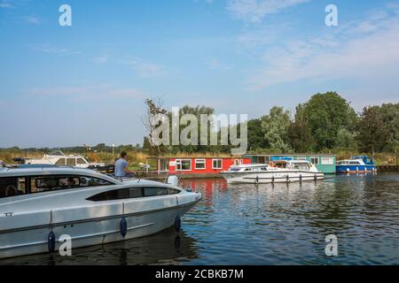 Segelurlaub, Blick im Sommer von Menschen segeln Vergnügungsboote entlang des Flusses Waveney an der Norfolk Suffolk Grenze in East Anglia, England, Großbritannien Stockfoto