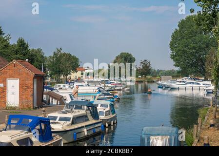 Fluss Waveney, Blick im Sommer von Vergnügungsbooten, die am Fluss Waveney in Beccles an der Grenze zu Suffolk Norfolk, East Anglia, England, Großbritannien, festgemacht sind Stockfoto