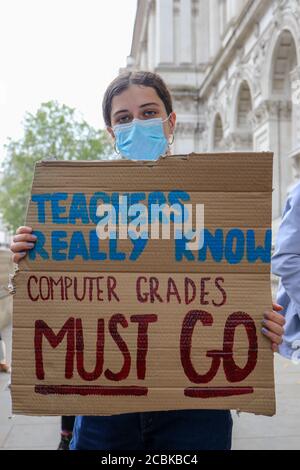 London, Gbr. August 2020. LONDON, ENGLAND, AUGUST 14 2020, A Level Studenten protestieren vor Downing Street, Prüfungen wurden wegen Covid-19 abgesagt und Noten wurden anhand von Vorhersagen des Lehrers und einer Formel berechnet, um Ergebnisse über Schulen hinweg zu standardisieren, 39.1 % der Lehrerschätzungen für Schüler wurden um eine oder mehrere Klassen nach unten korrigiert, was rund 280,000 Eintragungen entspricht. (Kredit: Lucy North - MI News) Kredit: MI Nachrichten & Sport /Alamy Live Nachrichten Stockfoto