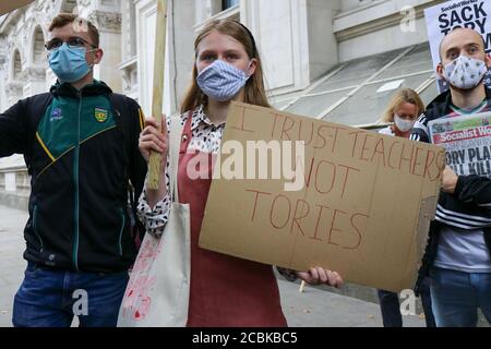 London, Gbr. Juli 2020. LONDON, ENGLAND, AUGUST 14 2020, A Level Studenten protestieren vor Downing Street, Prüfungen wurden wegen Covid-19 abgesagt und Noten wurden anhand von Vorhersagen des Lehrers und einer Formel berechnet, um Ergebnisse über Schulen hinweg zu standardisieren, 39.1 % der Lehrerschätzungen für Schüler wurden um eine oder mehrere Klassen nach unten korrigiert, was rund 280,000 Eintragungen entspricht. (Kredit: Lucy North - MI News) Kredit: MI Nachrichten & Sport /Alamy Live Nachrichten Stockfoto