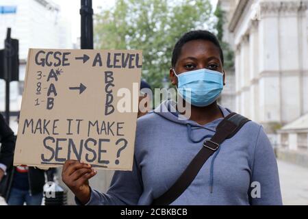 London, Gbr. Juli 2020. LONDON, ENGLAND, AUGUST 14 2020, A Level Studenten protestieren vor Downing Street, Prüfungen wurden wegen Covid-19 abgesagt und Noten wurden anhand von Vorhersagen des Lehrers und einer Formel berechnet, um Ergebnisse über Schulen hinweg zu standardisieren, 39.1 % der Lehrerschätzungen für Schüler wurden um eine oder mehrere Klassen nach unten korrigiert, was rund 280,000 Eintragungen entspricht. (Kredit: Lucy North - MI News) Kredit: MI Nachrichten & Sport /Alamy Live Nachrichten Stockfoto