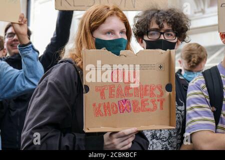 London, Gbr. Juli 2020. LONDON, ENGLAND, AUGUST 14 2020, A Level Studenten protestieren vor Downing Street, Prüfungen wurden wegen Covid-19 abgesagt und Noten wurden anhand von Vorhersagen des Lehrers und einer Formel berechnet, um Ergebnisse über Schulen hinweg zu standardisieren, 39.1 % der Lehrerschätzungen für Schüler wurden um eine oder mehrere Klassen nach unten korrigiert, was rund 280,000 Eintragungen entspricht. (Kredit: Lucy North - MI News) Kredit: MI Nachrichten & Sport /Alamy Live Nachrichten Stockfoto