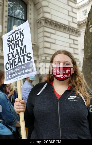 London, Gbr. Juli 2020. LONDON, ENGLAND, AUGUST 14 2020, A Level Studenten protestieren vor Downing Street, Prüfungen wurden wegen Covid-19 abgesagt und Noten wurden anhand von Vorhersagen des Lehrers und einer Formel berechnet, um Ergebnisse über Schulen hinweg zu standardisieren, 39.1 % der Lehrerschätzungen für Schüler wurden um eine oder mehrere Klassen nach unten korrigiert, was rund 280,000 Eintragungen entspricht. (Kredit: Lucy North - MI News) Kredit: MI Nachrichten & Sport /Alamy Live Nachrichten Stockfoto