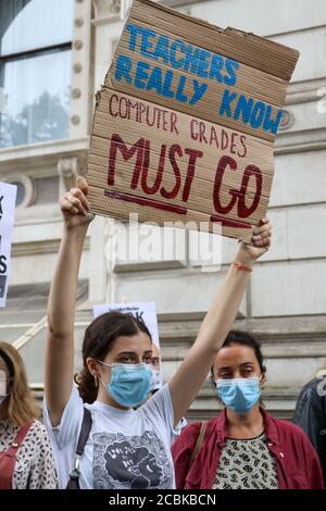 London, Gbr. Juli 2020. LONDON, ENGLAND, AUGUST 14 2020, A Level Studenten protestieren vor Downing Street, Prüfungen wurden wegen Covid-19 abgesagt und Noten wurden anhand von Vorhersagen des Lehrers und einer Formel berechnet, um Ergebnisse über Schulen hinweg zu standardisieren, 39.1 % der Lehrerschätzungen für Schüler wurden um eine oder mehrere Klassen nach unten korrigiert, was rund 280,000 Eintragungen entspricht. (Kredit: Lucy North - MI News) Kredit: MI Nachrichten & Sport /Alamy Live Nachrichten Stockfoto