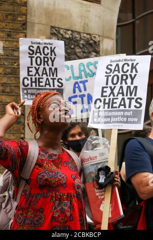 London, Gbr. Juli 2020. LONDON, ENGLAND, AUGUST 14 2020, A Level Studenten protestieren vor Downing Street, Prüfungen wurden wegen Covid-19 abgesagt und Noten wurden anhand von Vorhersagen des Lehrers und einer Formel berechnet, um Ergebnisse über Schulen hinweg zu standardisieren, 39.1 % der Lehrerschätzungen für Schüler wurden um eine oder mehrere Klassen nach unten korrigiert, was rund 280,000 Eintragungen entspricht. (Kredit: Lucy North - MI News) Kredit: MI Nachrichten & Sport /Alamy Live Nachrichten Stockfoto