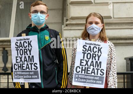 London, Gbr. Juli 2020. LONDON, ENGLAND, AUGUST 14 2020, A Level Studenten protestieren vor Downing Street, Prüfungen wurden wegen Covid-19 abgesagt und Noten wurden anhand von Vorhersagen des Lehrers und einer Formel berechnet, um Ergebnisse über Schulen hinweg zu standardisieren, 39.1 % der Lehrerschätzungen für Schüler wurden um eine oder mehrere Klassen nach unten korrigiert, was rund 280,000 Eintragungen entspricht. (Kredit: Lucy North - MI News) Kredit: MI Nachrichten & Sport /Alamy Live Nachrichten Stockfoto