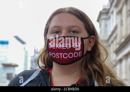 London, Gbr. Juli 2020. LONDON, ENGLAND, AUGUST 14 2020, A Level Studenten protestieren vor Downing Street, Prüfungen wurden wegen Covid-19 abgesagt und Noten wurden anhand von Vorhersagen des Lehrers und einer Formel berechnet, um Ergebnisse über Schulen hinweg zu standardisieren, 39.1 % der Lehrerschätzungen für Schüler wurden um eine oder mehrere Klassen nach unten korrigiert, was rund 280,000 Eintragungen entspricht. (Kredit: Lucy North - MI News) Kredit: MI Nachrichten & Sport /Alamy Live Nachrichten Stockfoto