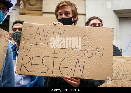 London, Gbr. Juli 2020. LONDON, ENGLAND, AUGUST 14 2020, A Level Studenten protestieren vor Downing Street, Prüfungen wurden wegen Covid-19 abgesagt und Noten wurden anhand von Vorhersagen des Lehrers und einer Formel berechnet, um Ergebnisse über Schulen hinweg zu standardisieren, 39.1 % der Lehrerschätzungen für Schüler wurden um eine oder mehrere Klassen nach unten korrigiert, was rund 280,000 Eintragungen entspricht. (Kredit: Lucy North - MI News) Kredit: MI Nachrichten & Sport /Alamy Live Nachrichten Stockfoto