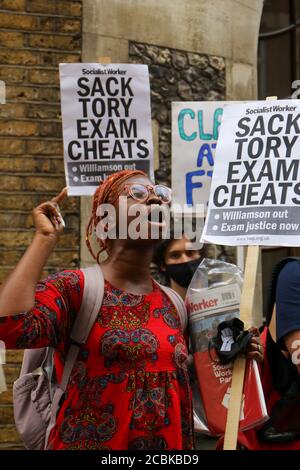 London, Gbr. Juli 2020. LONDON, ENGLAND, AUGUST 14 2020, A Level Studenten protestieren vor Downing Street, Prüfungen wurden wegen Covid-19 abgesagt und Noten wurden anhand von Vorhersagen des Lehrers und einer Formel berechnet, um Ergebnisse über Schulen hinweg zu standardisieren, 39.1 % der Lehrerschätzungen für Schüler wurden um eine oder mehrere Klassen nach unten korrigiert, was rund 280,000 Eintragungen entspricht. (Kredit: Lucy North - MI News) Kredit: MI Nachrichten & Sport /Alamy Live Nachrichten Stockfoto