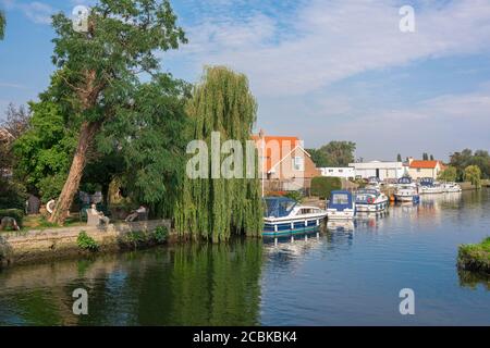 Waveney Valley, Blick auf Vergnügungsboote, die entlang des Flusses Waveney auf der Norfolkseite des Flusses, Beccles, East Anglia, England, Großbritannien, festgemacht sind Stockfoto