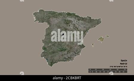 Entsättigte Form von Spanien mit seiner Hauptstadt, Hauptregionalteilung und der getrennten Inselregion Baleares. Beschriftungen. Satellitenbilder. 3D-Rendering Stockfoto